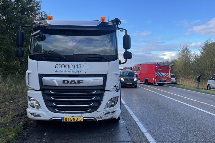Auto belandt in sloot na botsing met vrachtwagen