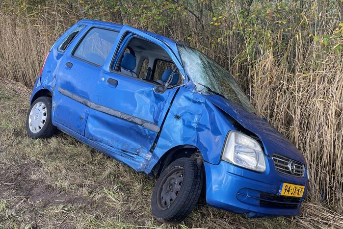 Auto belandt in sloot na botsing met vrachtwagen