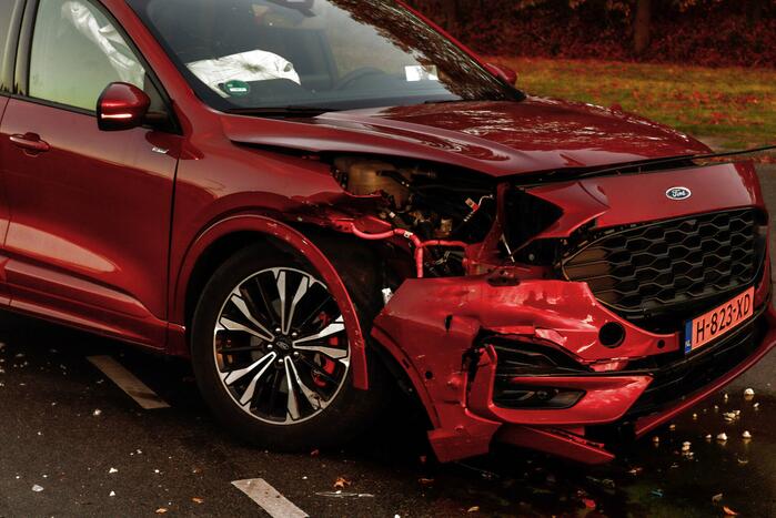 Flinke schade bij ongeval tussen twee auto's