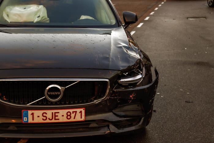 Flinke schade bij ongeval tussen twee auto's