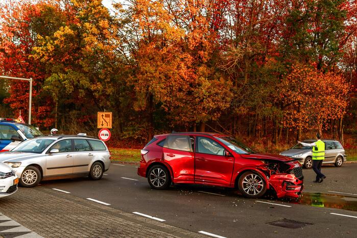 Flinke schade bij ongeval tussen twee auto's