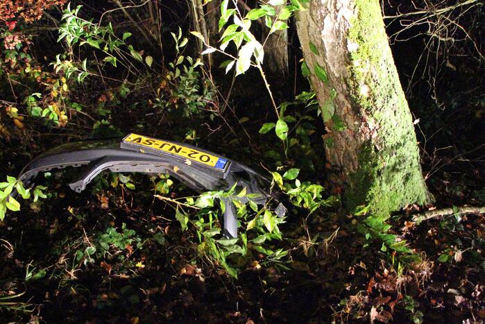 Auto in greppel na botsing met boom