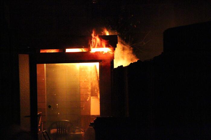 Veel schade door brand in terrasoverkapping