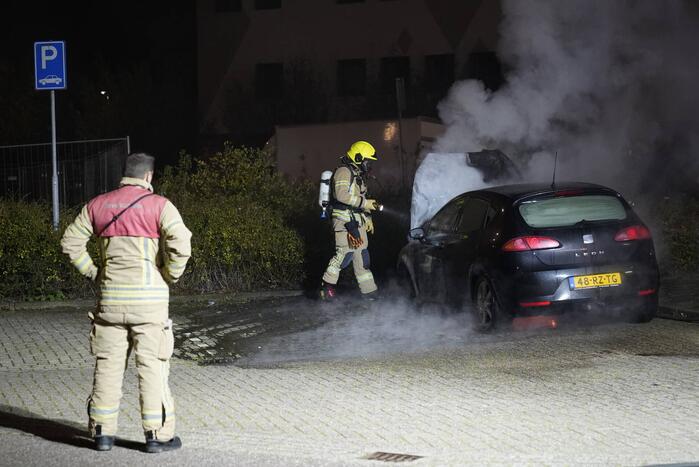 Geparkeerde auto uitgebrand