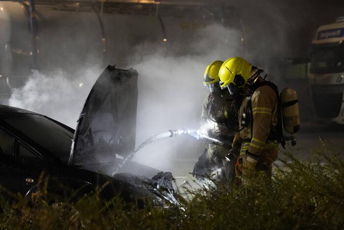 Geparkeerde auto uitgebrand