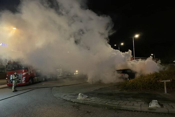 Geparkeerde auto uitgebrand