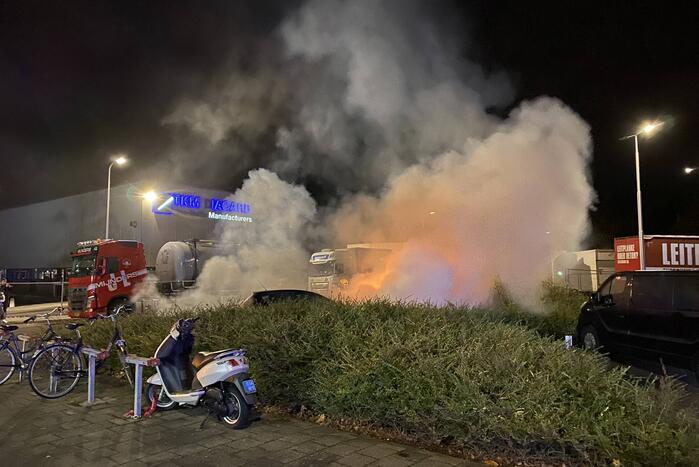 Geparkeerde auto uitgebrand