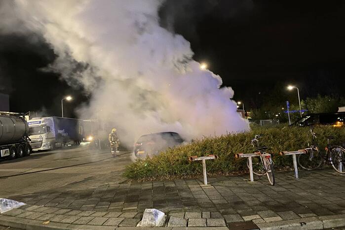 Geparkeerde auto uitgebrand