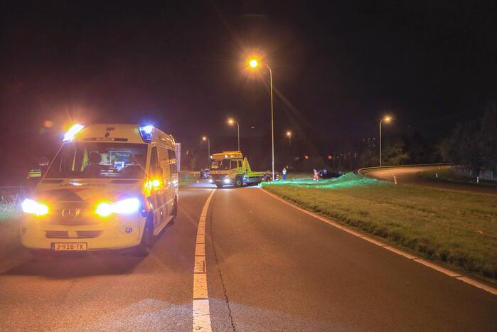 Auto belandt op z'n kop naast snelweg
