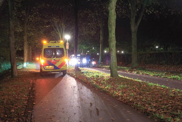 Bestuurder Go Sharing-scooter onderuit op fietspad