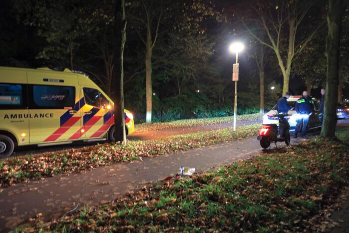 Bestuurder Go Sharing-scooter onderuit op fietspad