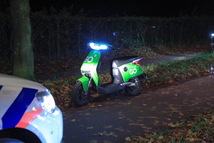 Bestuurder Go Sharing-scooter onderuit op fietspad