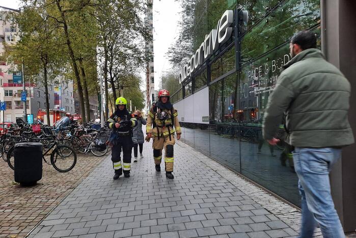 Brandweer doet onderzoek naar hinderlijke lucht in sporthal