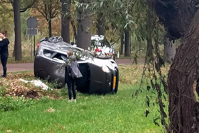 Auto op z'n kant na ongeval