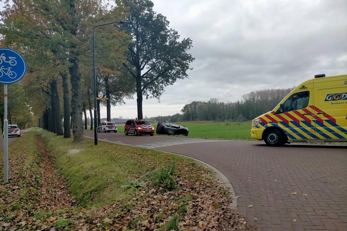 Auto op z'n kant na ongeval