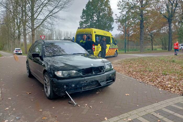 Auto op z'n kant na ongeval
