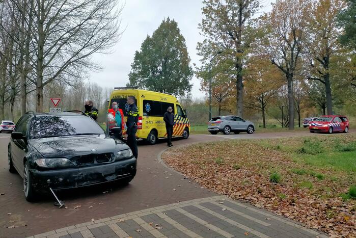 Auto op z'n kant na ongeval