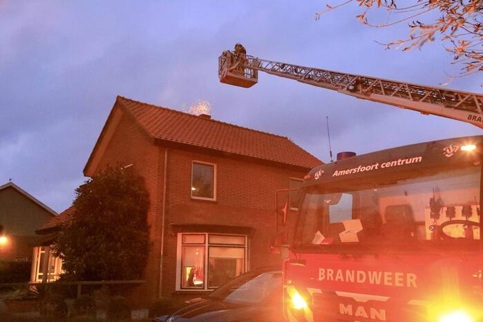 Vonken zichtbaar bij brand in schoorsteen