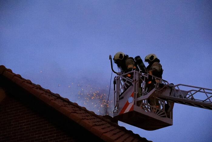 Vonken zichtbaar bij brand in schoorsteen