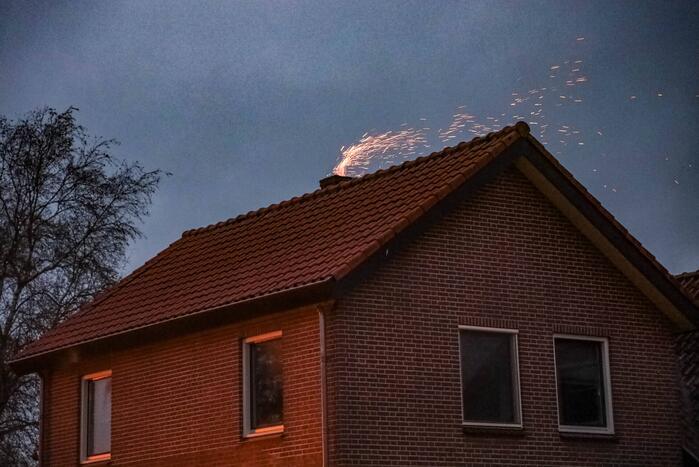 Vonken zichtbaar bij brand in schoorsteen
