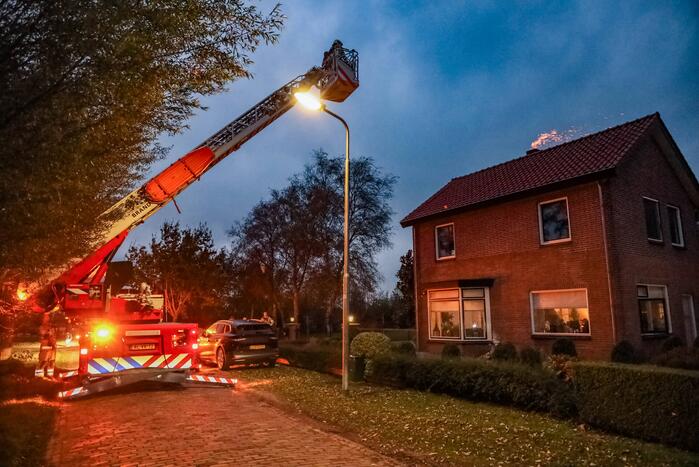 Vonken zichtbaar bij brand in schoorsteen