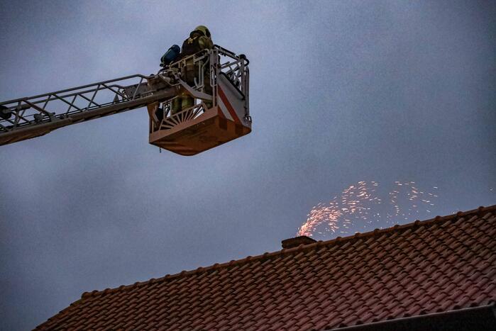 Vonken zichtbaar bij brand in schoorsteen
