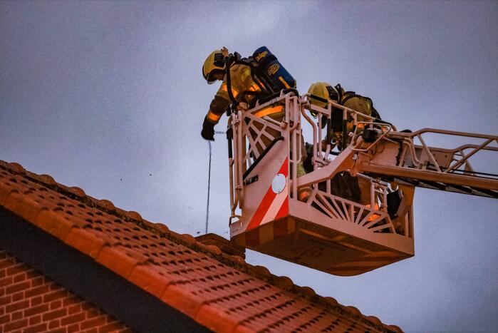 Vonken zichtbaar bij brand in schoorsteen