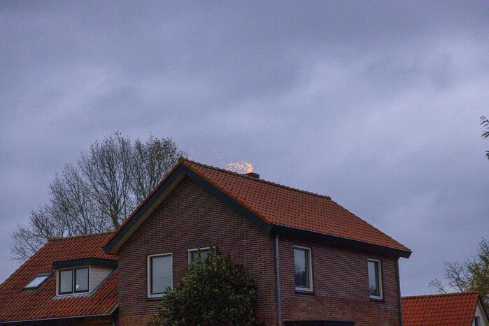 Vonken zichtbaar bij brand in schoorsteen