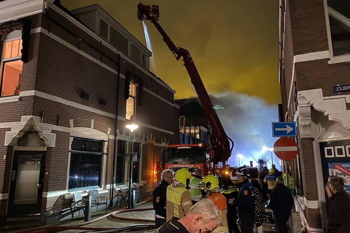 Zeer grote brand op dakterras