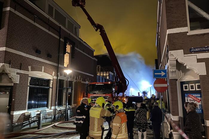 Zeer grote brand op dakterras