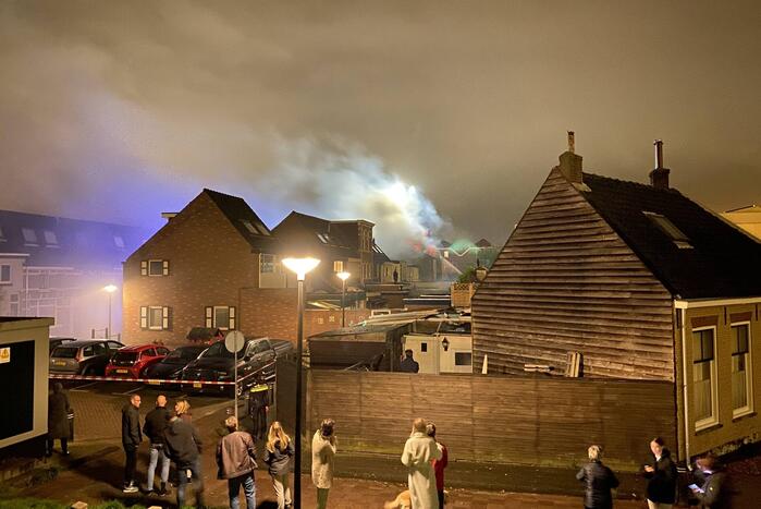 Zeer grote brand op dakterras