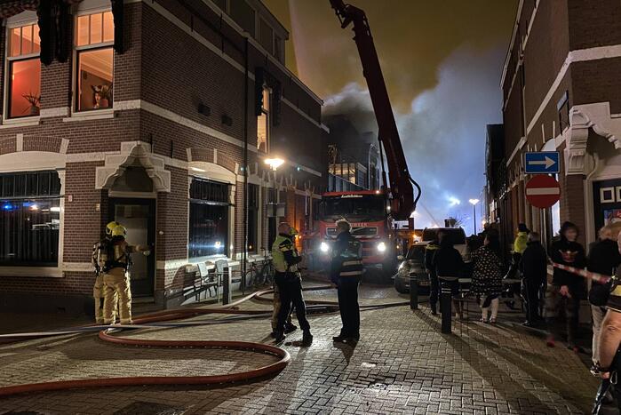 Zeer grote brand op dakterras