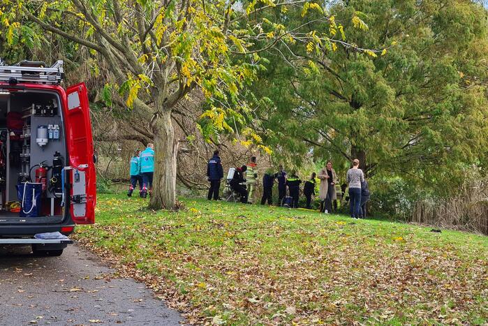 Brandweer haalt persoon uit het water