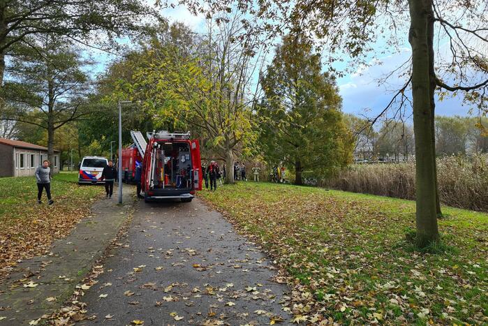 Brandweer haalt persoon uit het water