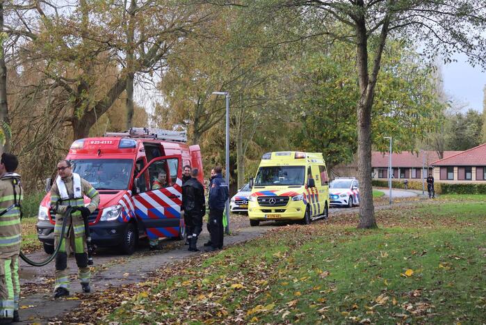 Brandweer haalt persoon uit het water