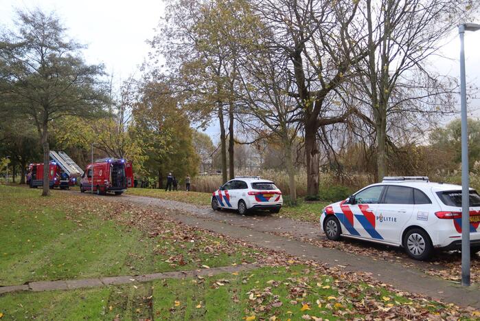 Brandweer haalt persoon uit het water
