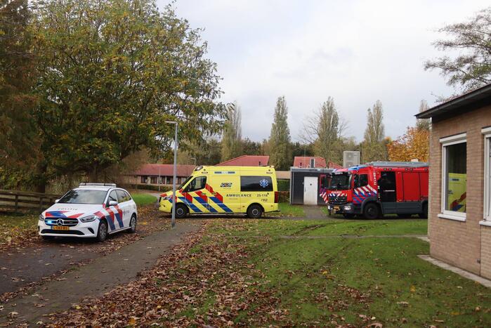 Brandweer haalt persoon uit het water