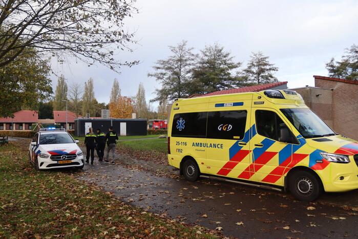 Brandweer haalt persoon uit het water