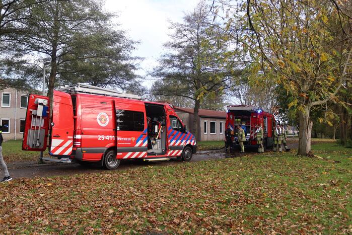 Brandweer haalt persoon uit het water