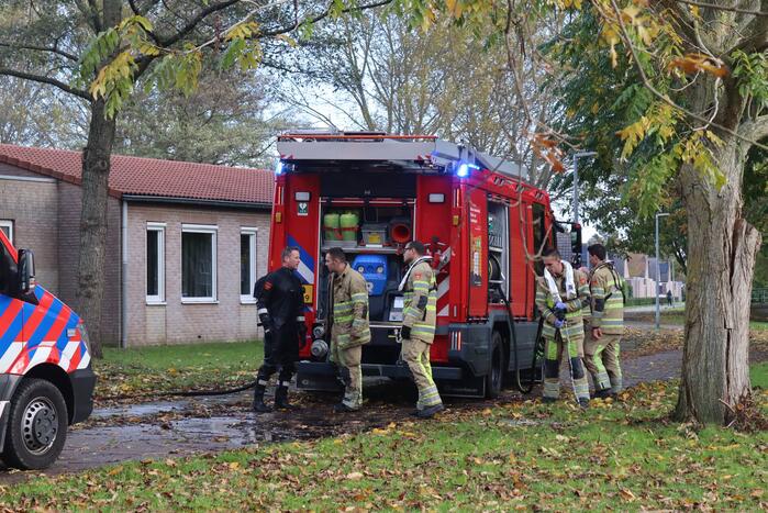Brandweer haalt persoon uit het water