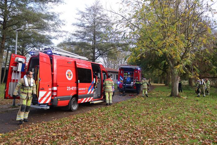 Brandweer haalt persoon uit het water