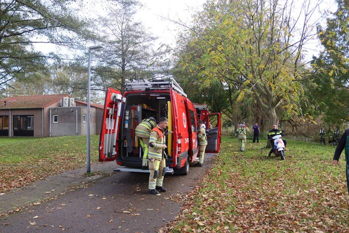 Brandweer haalt persoon uit het water