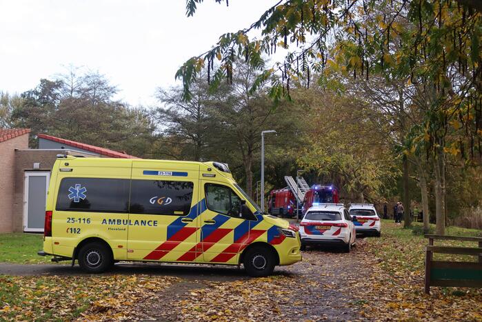 Brandweer haalt persoon uit het water