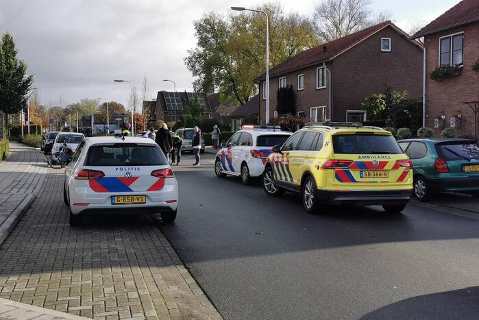 Vrouw fietst tegen openslaande autoportier aan