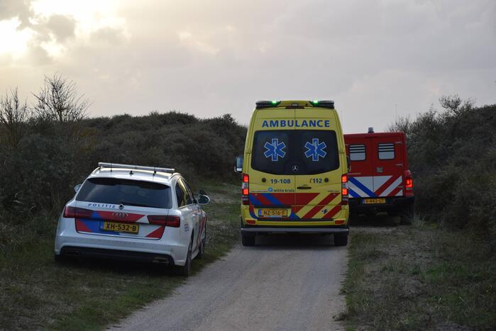 Persoon gered van zandbank door helikopter