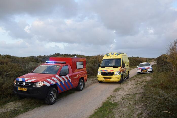 Persoon gered van zandbank door helikopter