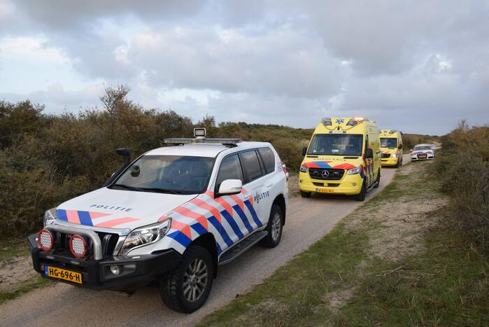 Persoon gered van zandbank door helikopter