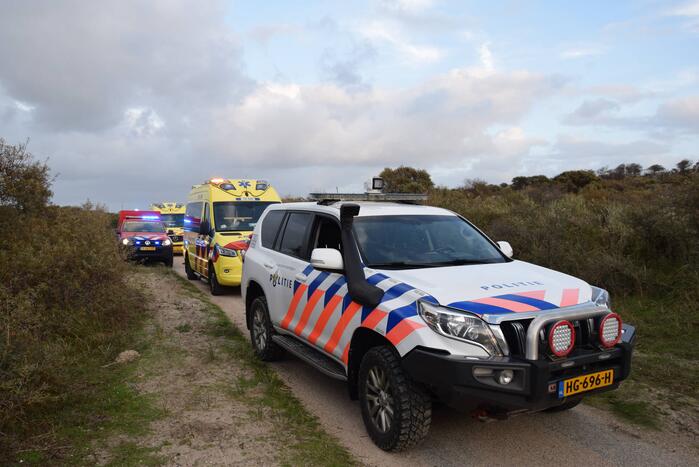 Persoon gered van zandbank door helikopter