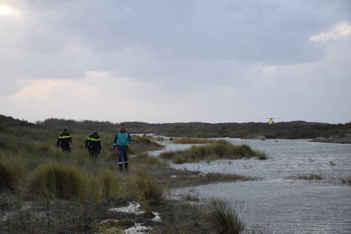 Persoon gered van zandbank door helikopter