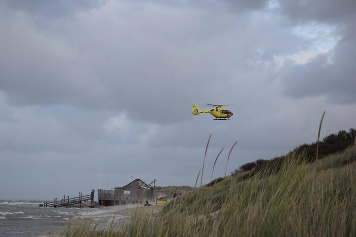 Persoon gered van zandbank door helikopter